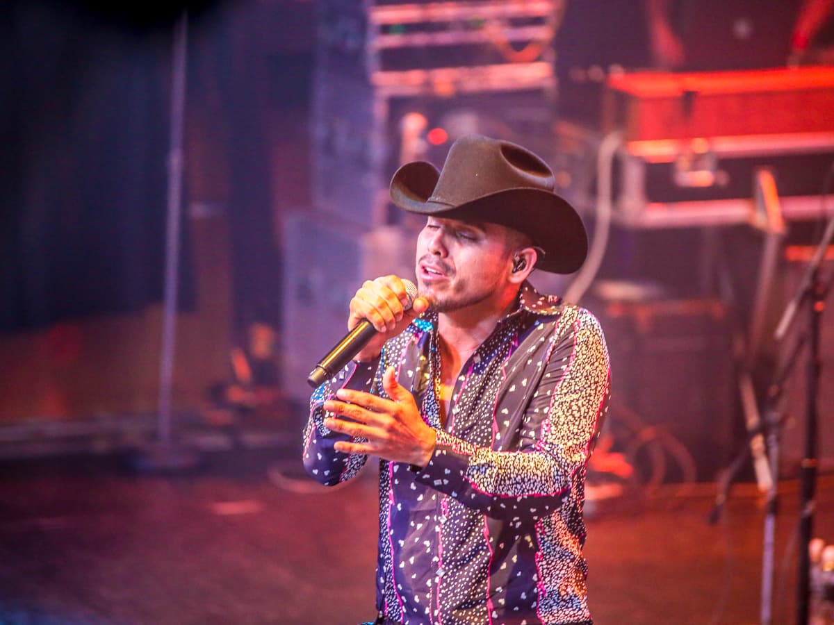 El cantante Espinoza Paz conquistó a sus fans con una increíble presentación en el concierto privado de KLOVE 107.5FM