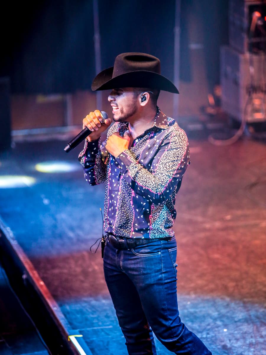 El cantante Espinoza Paz conquistó a sus fans con una increíble presentación en el concierto privado de KLOVE 107.5FM