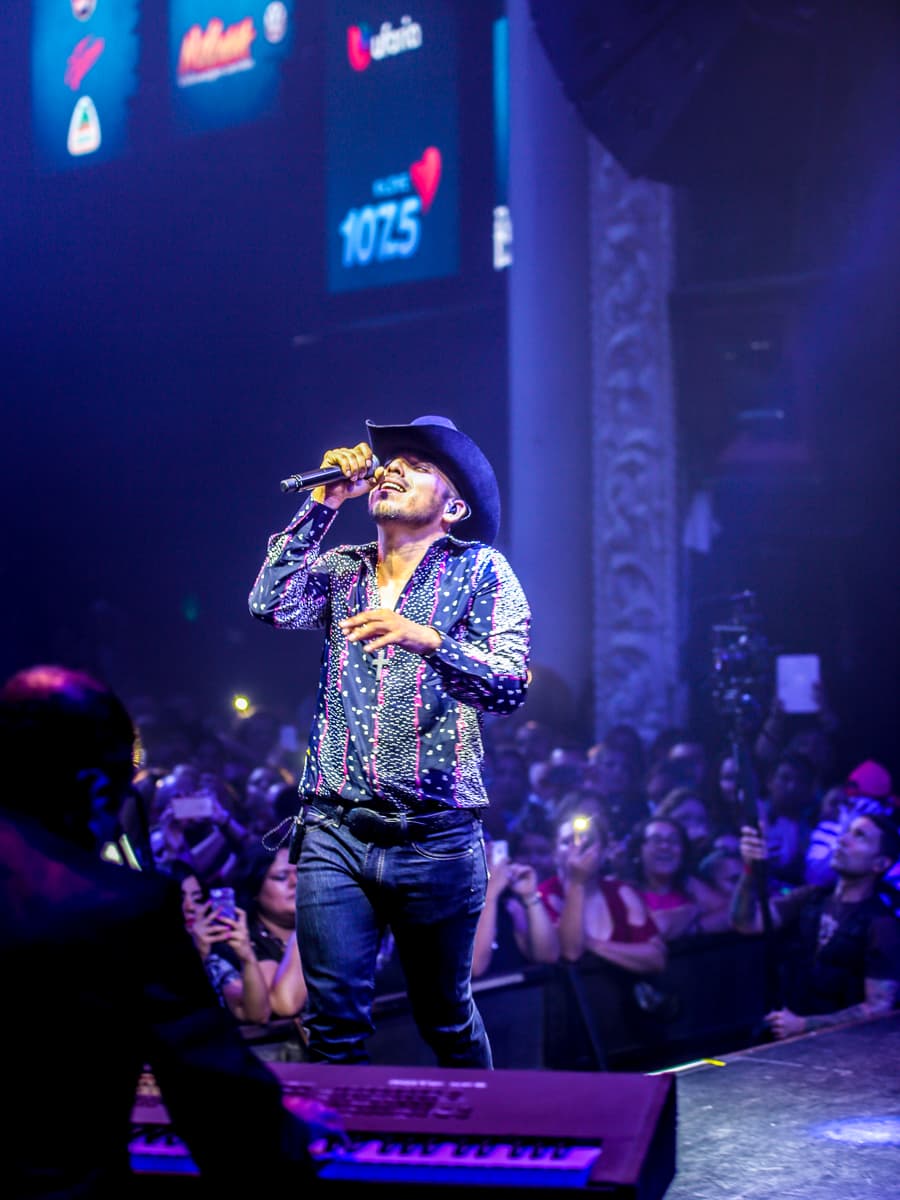 El cantante Espinoza Paz conquistó a sus fans con una increíble presentación en el concierto privado de KLOVE 107.5FM