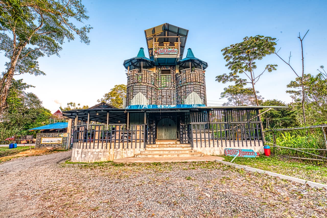 La fachada del “Castillo Inspiración”, fabricado con botellas plásticas. 
<a href="http://www.plasticbottlevillage-theline.com/es/inicio/" target="_blank">El empresario canadiense Robert Bezeau se mudó a Isla Colón, Bocas del Toro, Panamá</a>, en 2009 y sintió curiosidad por la cantidad de basura que se acumula en la pequeña isla turística. “Decidí contratar a 15 trabajadores locales y dispuse 60,000 bolsas de basura durante 6 meses para separar la basura por categorías. Al poco tiempo supe que las botellas de plástico eran el principal problema”, dijo Bezeau a Univision Noticias.
<br>
