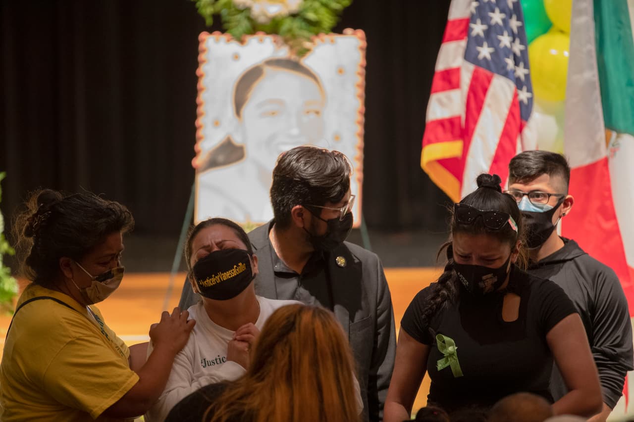 Alma García, una tía de Vanessa Guillén, congojada durante la ceremonia en la escuela César Chávez en Houston, Texas. (Marie D. De Jesús/Houston Chronicle)