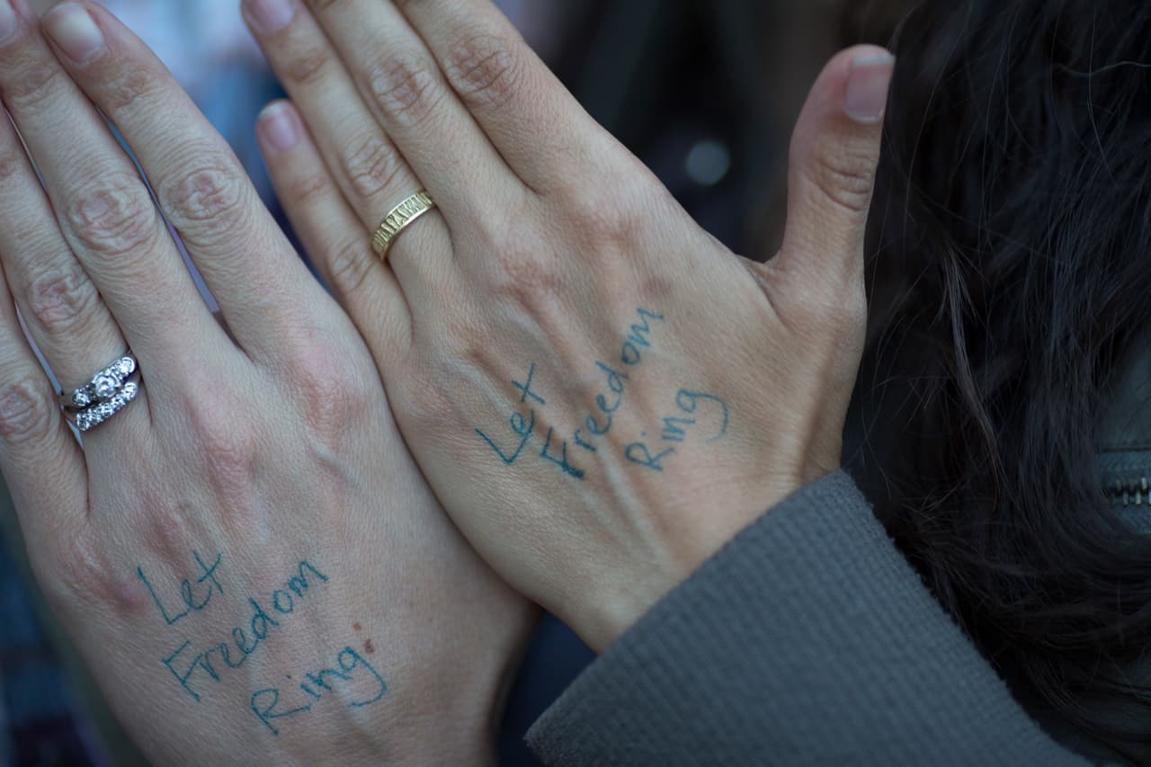 Amy Snow y Christelle Snow muestran sus argollas matrimoniales, tras la histórica decisión de la Corte Suprema permitiendo a nivel nacional los matrimonios entre personas del mismo sexo.