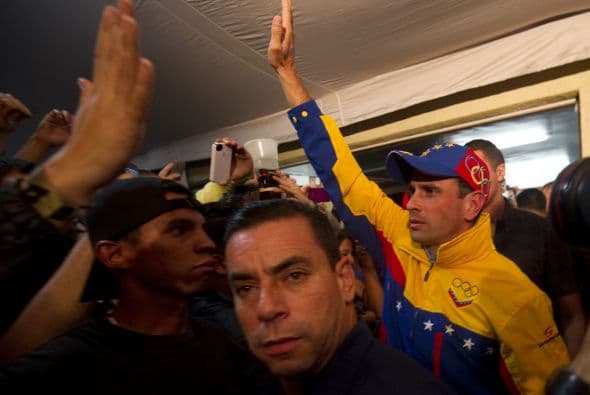 Esperado por una multitud que cerró una calle, Capriles, de 40 años, salió minutos después al balcón para agradecer a sus simpatizantes.