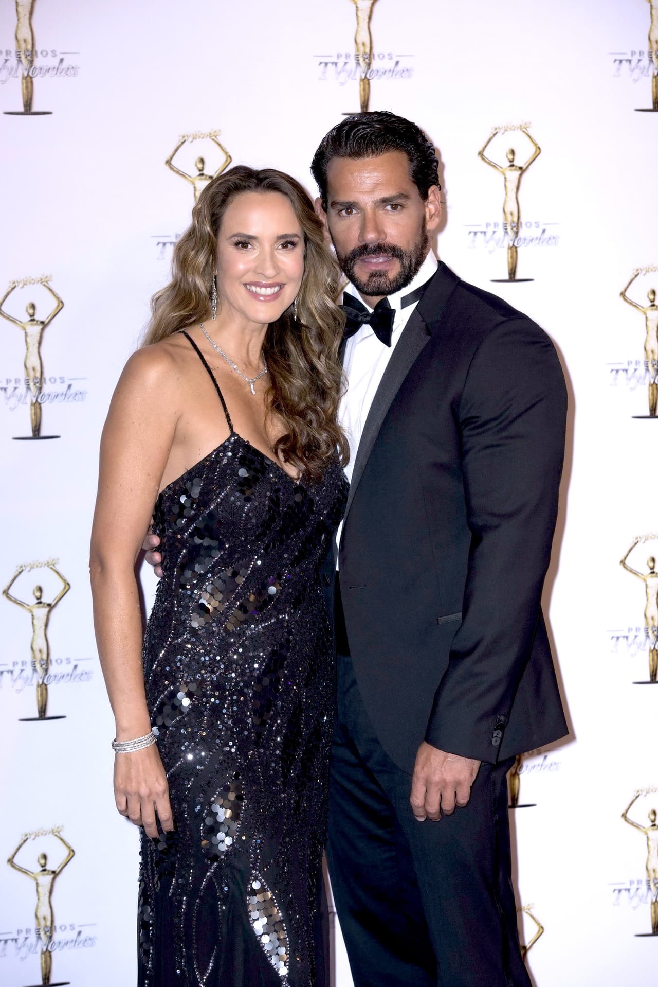 <b><a href="http://www.univision.com/temas/cristian-de-la-fuente">Cristián de la Fuente</a></b> 
<b>y su esposa</b> 
<b>Angélica Castro </b>llegaron muy sonrientes a este evento, en donde el galán fue el presentador.