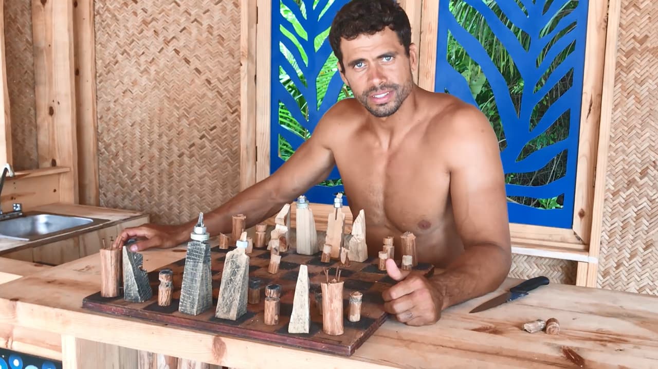 Pedro Moreno es un 'estuche de monerías': también es artesano de madera