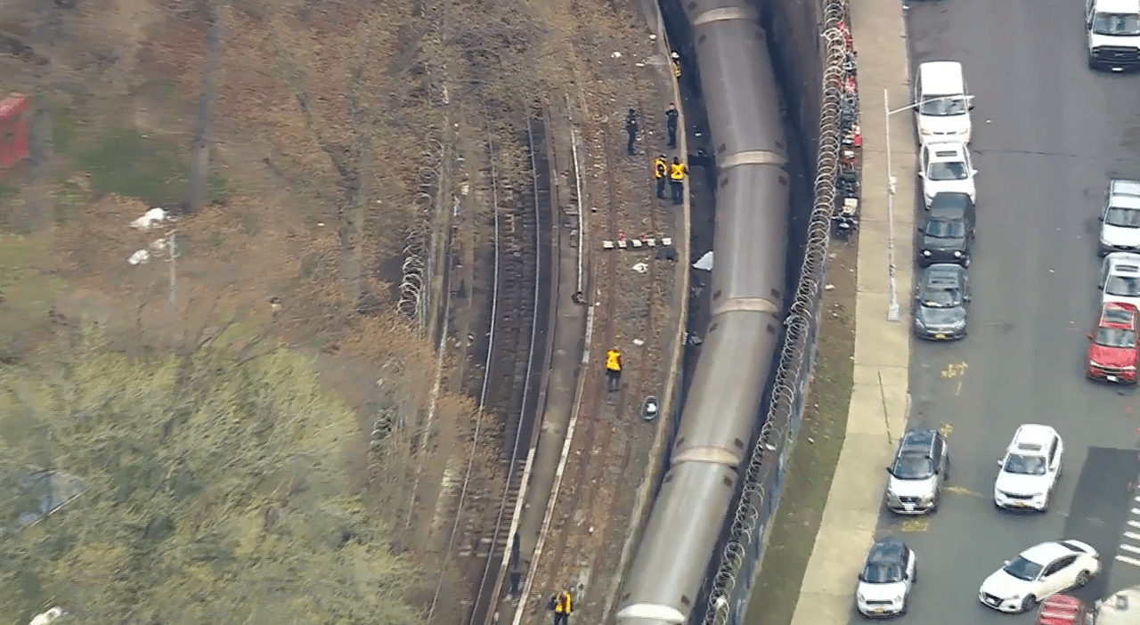 Hallan a dos hombres sin vida en las vías del metro 2 y 3 en Brooklyn