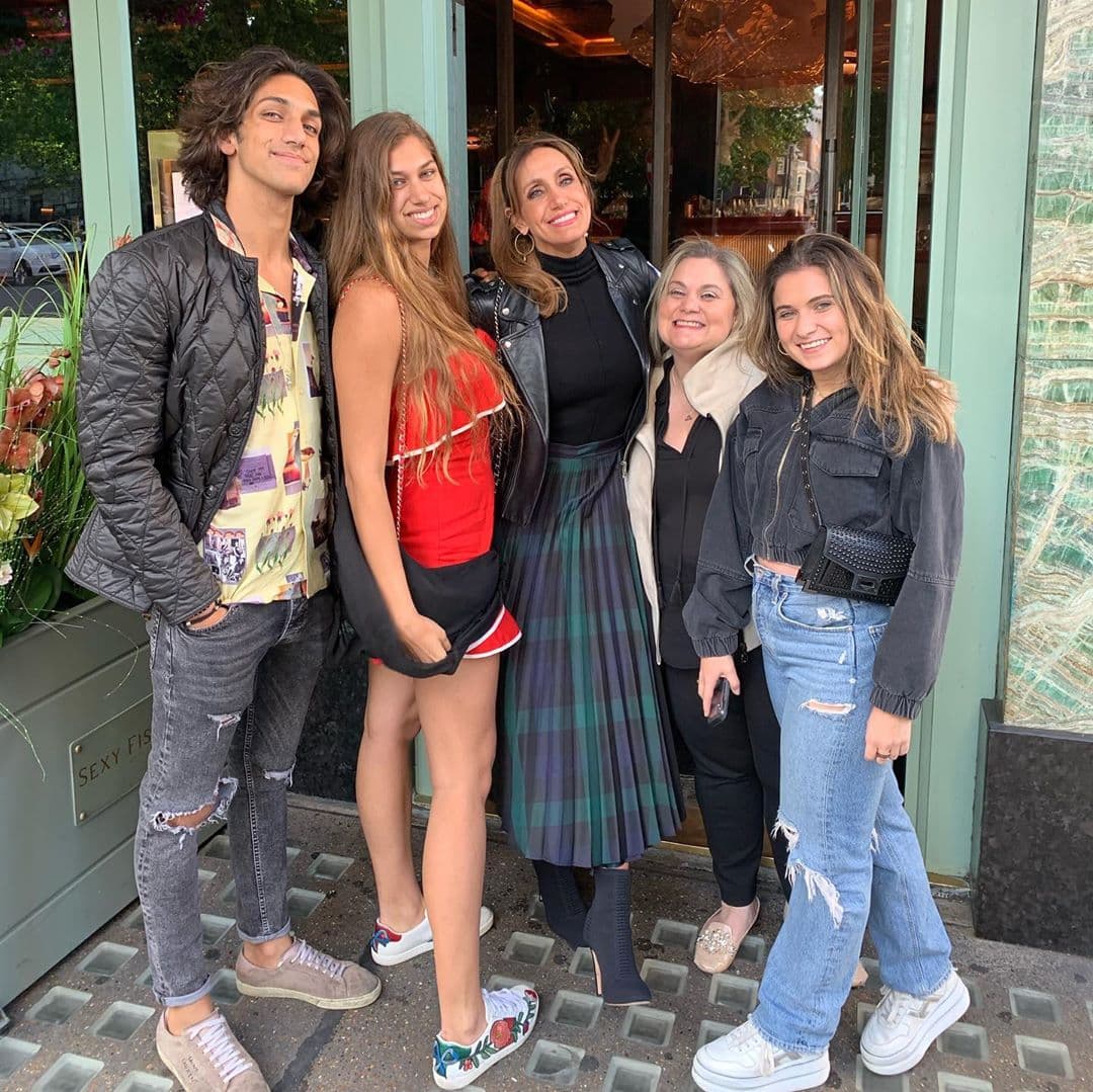 "Disfrutando del verano en Londres caminando a todos lados con la familia y los amigos", escribió Lili Estefan en el pie de esta fotografía.