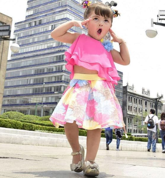 Rafaela sólo tiene dos añitos y ya es modelo de ropa infantil de una importante marca europea, además toma clases de baile, entre ellas ballet.