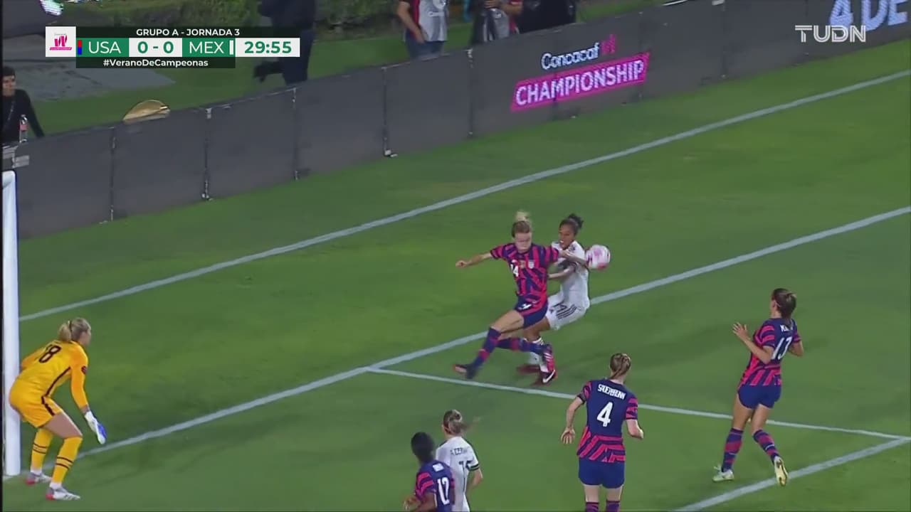 ¡Gran polémica! Se pedía una mano de Emily Sonnett en el área