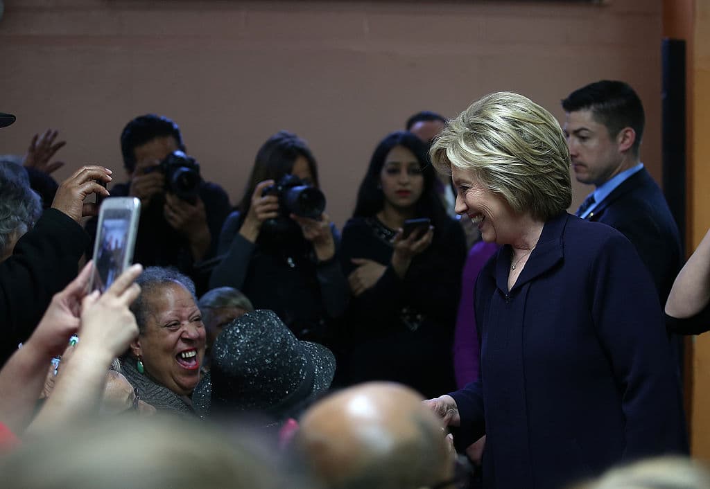 Hillary Clinton saluda neoyorquinos en abril de 2016