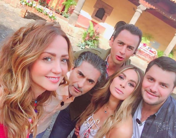 Aprovechan cada parada para tomar la selfie y compartir con sus seguidores en redes sociales.