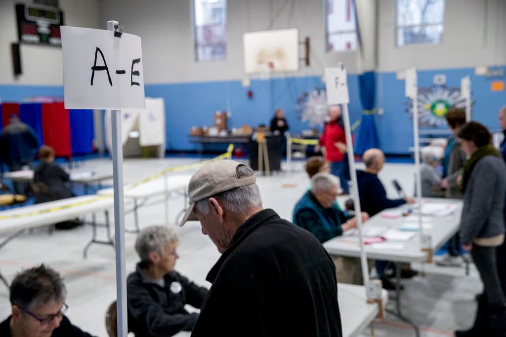 No la dejaban votar porque su camiseta era anti-Trump; ella se la quitó... y votó topless