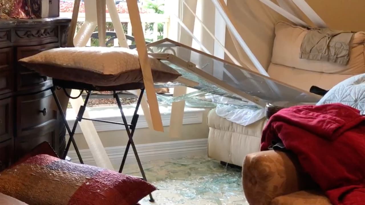 Autoridades pusieron a disposición de los afectados un albergue para que se resguarden mientras los bomberos intentan controlar el incendio.