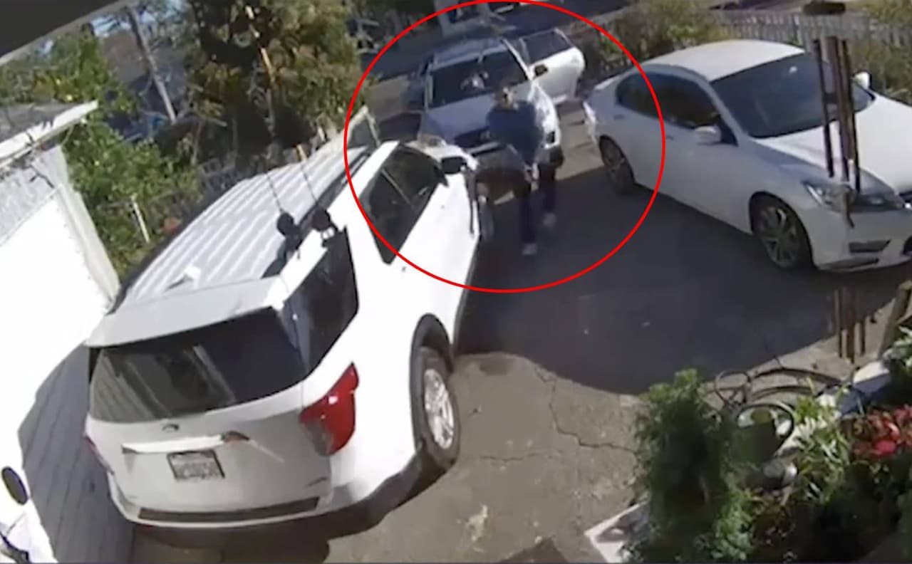 "Al llegar los oficiales descubrieron que una mujer había sido baleada muchas veces", dijo Jader Chaves, portavoz de la Policía de Los Ángeles. "Lo triste de esta historia es que desafortunadamente
<b>el sospechoso le disparó a la mujer y lo hizo en frente de la hija</b>".