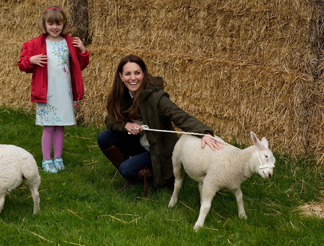 Para esta visita, Kate Middleton utilizó el 
<b><a href="https://www.univision.com/famosos/con-look-renovado-kate-middleton-apoya-una-iniciativa-que-le-habria-hecho-la-vida-mas-facil-cuando-tuvo-a-george-video" target="_blank">accesorio que ha estado en su guardarropa,</a></b> incluso antes de casarse y de ser miembro de la realeza británica.