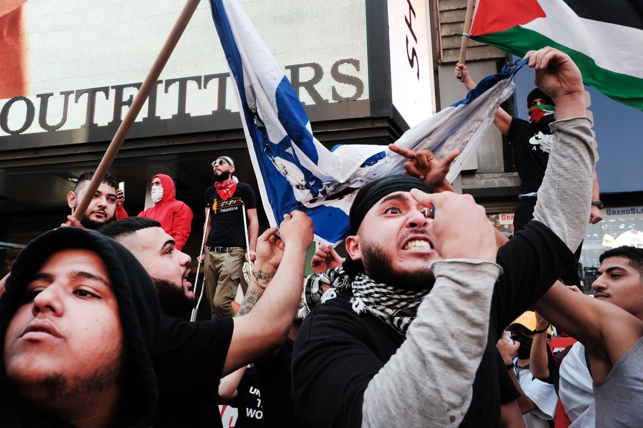 <a href="https://www.univision.com/noticias/mundo/antes-despues-ataques-israel-gaza-imagenes">Israel y Hamás acordaron el jueves un alto el fuego</a> en una 
<a href="https://www.univision.com/noticias/mundo/explosiones-miedo-y-dolor-un-conflicto-que-esta-devastando-familias-fotos">guerra de 11 días que causó una amplia destrucción</a> en la Franja de Gaza y dejó más de 200 muertos.