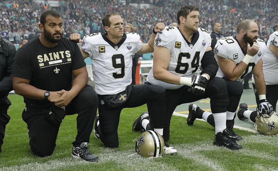 Exhiben a Drew Brees de rodillas y protestando
