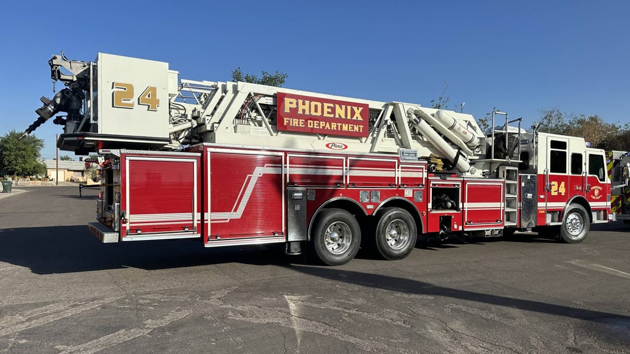Rápidamente los bomberos tendieron líneas de agua para contener el fuego y prevenir que se extendiera a otras viviendas cercanas.