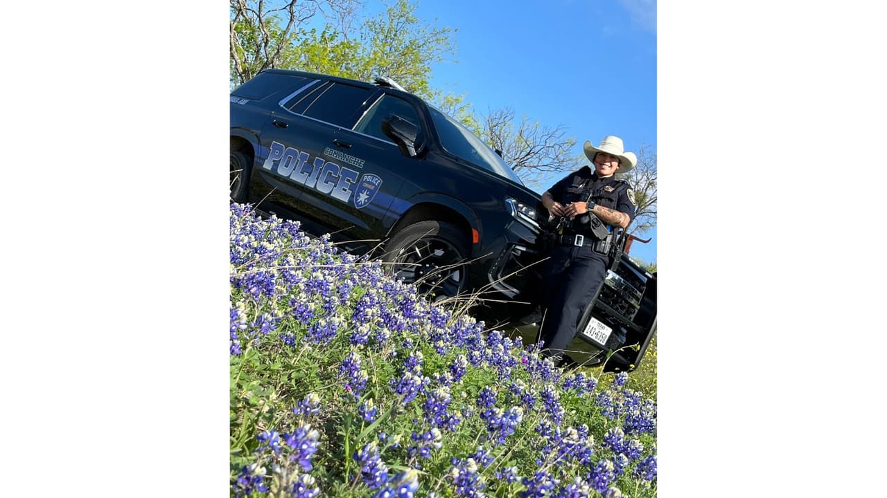Hasta oficiales de policía aprovechan que los campos lucen así en esta época para tomarse fotografías, como este policía de Comanche.