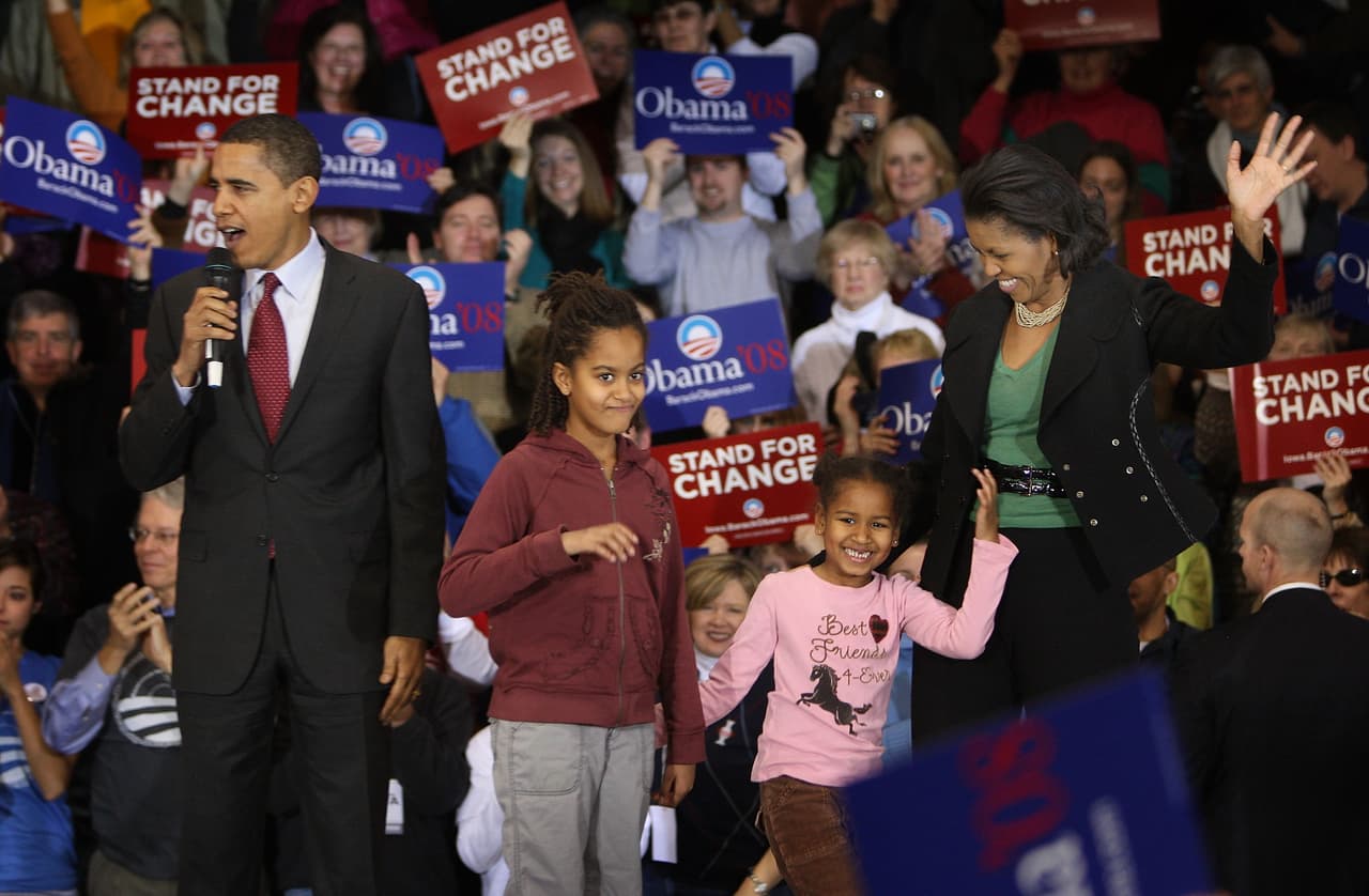 Malia y Sasha también participaron en la primera campaña presidencial de su padre. En esta foto tomada en el Iowa, durante el caucus celebrado en el 2008.