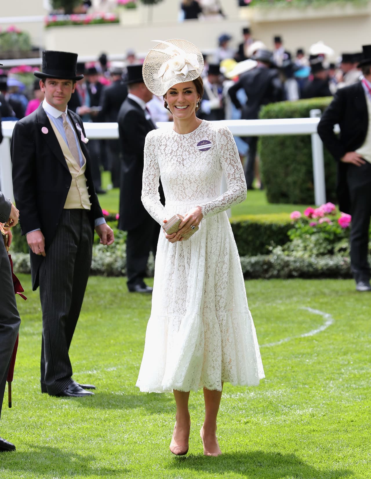 La carrera de Ascot es el lugar por excelencia en el que la realeza muestra sus mejores galas. Este año, Kate Middleton eligió un vestido de encaje de Dolce & Gabbana y un sombrero de Jane Taylor para demostrar que un vestido a la rodilla y manga larga puede ser muy sexy.