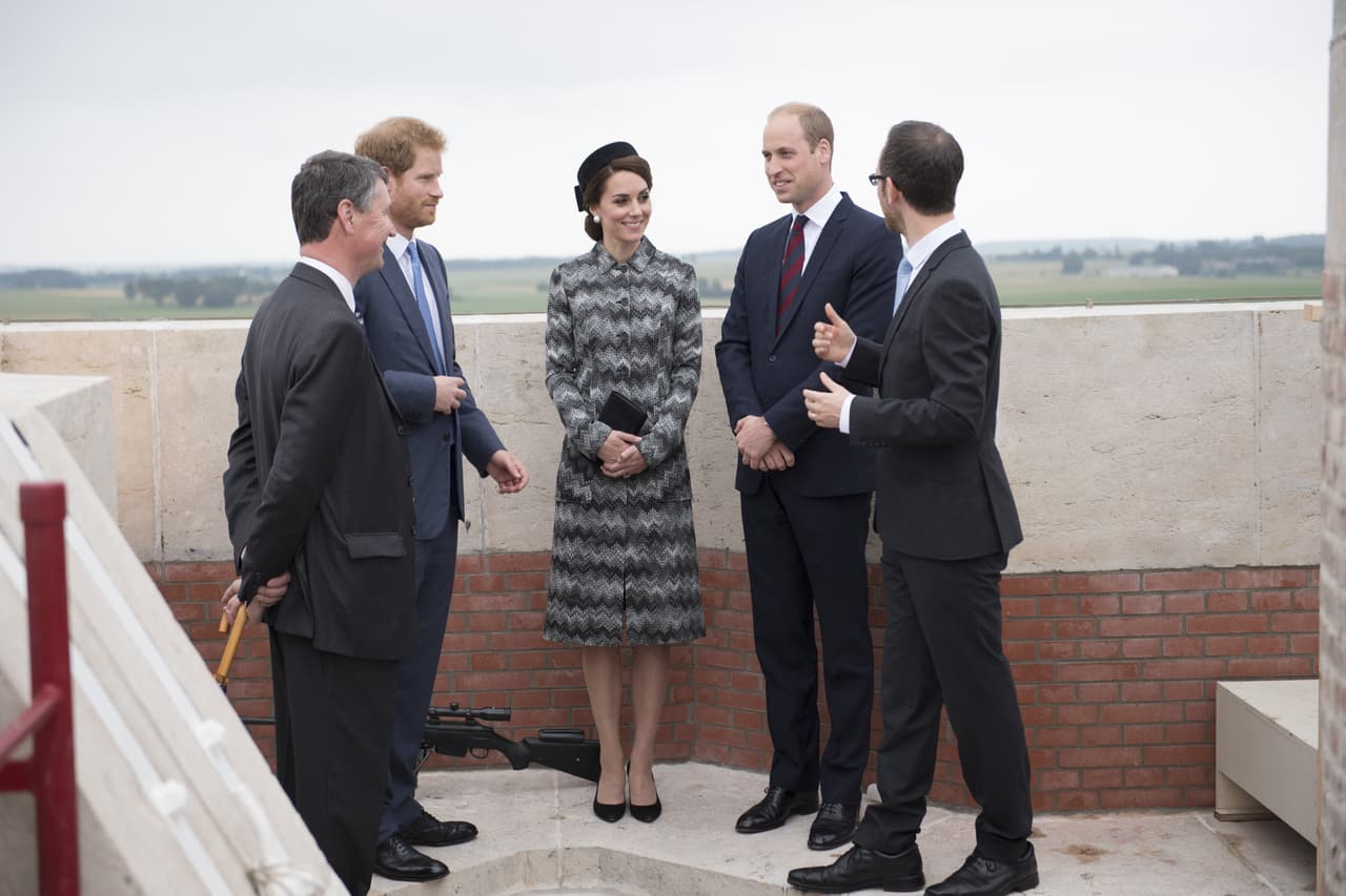 Cuando se trata de ser formal pero alardear de finos estampados, la duquesa tiene un aliado europeo, la marca Missoni, con la que siempre le confiere algo de atrevimiento a sus trajes más serios, como lo demostró en su último viaje a Francia.