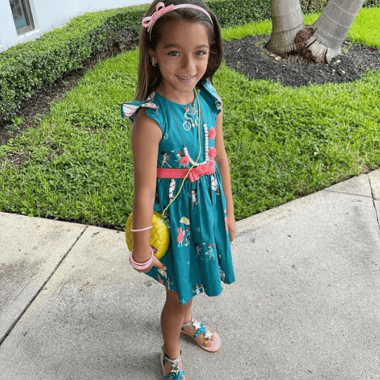 Sus papás se han encargado de hacerla feliz con 
<a href="https://www.univision.com/famosos/alaia-hija-toni-costa-lujosa-vida-regalos-extravagantes">increíbles regalos</a>, como una casita de muñeca de su tamaño, un pony unicornio y viajes por el mundo.