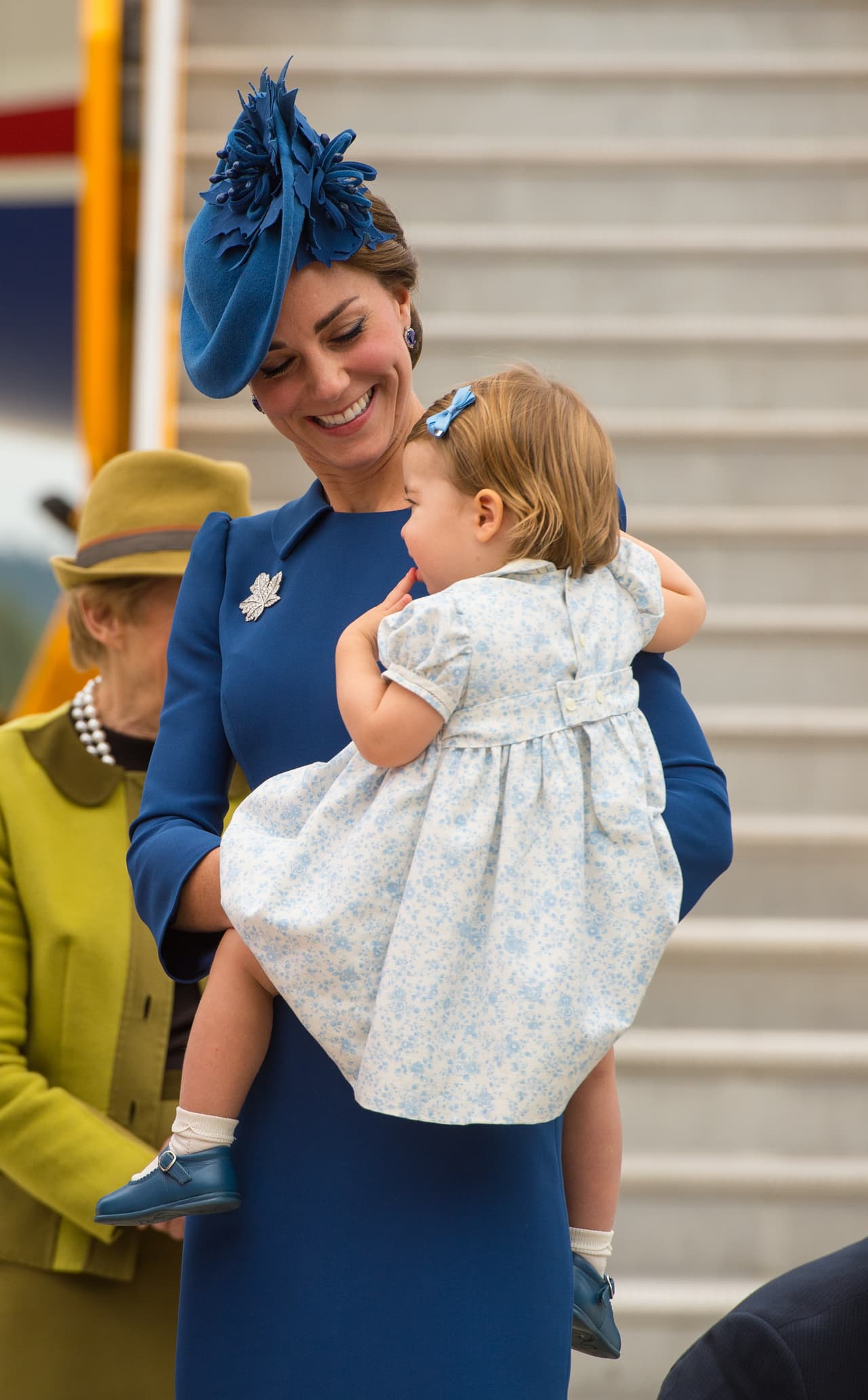 Kate llegó al aeropuerto de Victoria enfundada en un diseño de Jenny Packham, que coordinó de la mejor forma con el vestidito que llevó la nena.