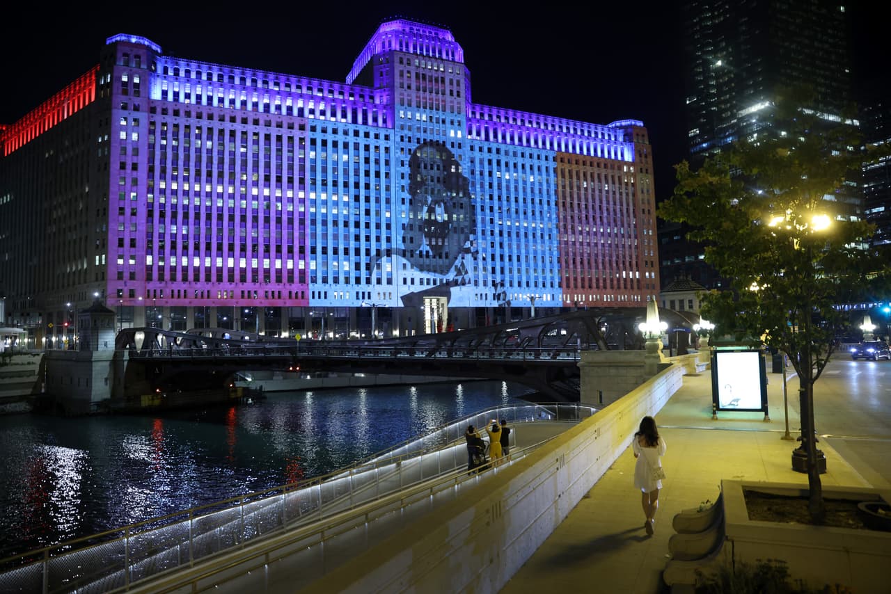 Empiezan las proyecciones gratuitas de 'Art on The Mart' a partir del 25 de abril y hasta el 5 de junio de 8:30 p.m. a 9:30 p.m. Puedes ver el espectáculo de luces en el 'Chicago Riverwalk' entre las calles Wells y Franklin, de jueves a domingo.