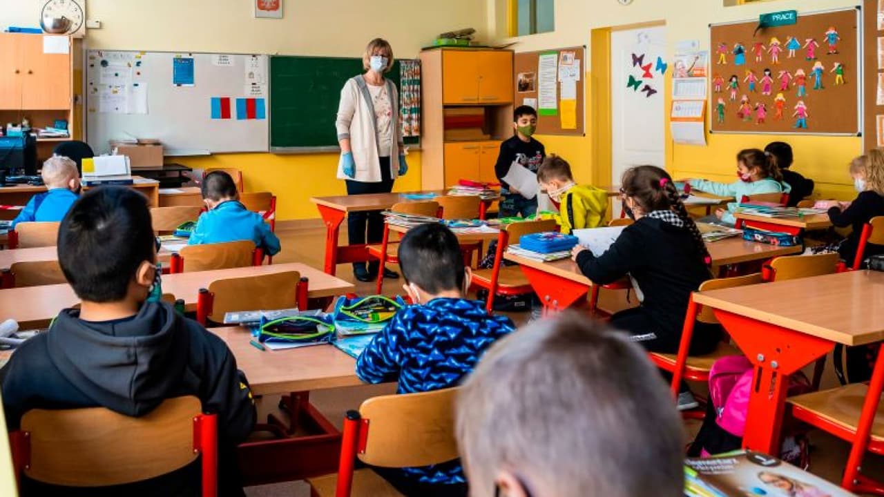 Ante el pedido del sindicato de maestros de inmunizar al personal educativo para retomar las clases presenciales una vez lo autoricen las autoridades, el Distrito Escolar Unificado de Los Ángeles (LAUSD) estará administrando dosis de Moderna a partir de este miércoles a sus empleados mayores de 65 años de edad en el Roybal Learning Center. Por otro lado, los planteles que pretendan reabrir deberán cumplir con rigurosos requisitos de bioseguridad.