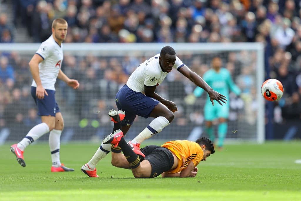 Davinson Sanchez y Raul Jimenez se enredan por posesión del esférico.