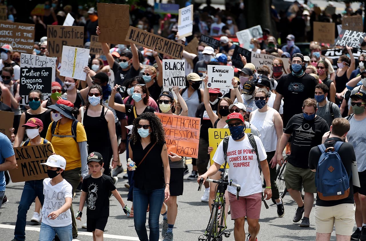 La marcha cerca del monumento a Lincoln. El pasado lunes las fuerzas de seguridad desalojaron violentamente a cientos de manifestantes que protestaban pacíficamente para dejar vía libre para que el presidente
<a href="https://www.univision.com/temas/donald-trump"> <u>Donald Trump</u></a> pudiera caminar hasta una iglesia cercana.
<br>