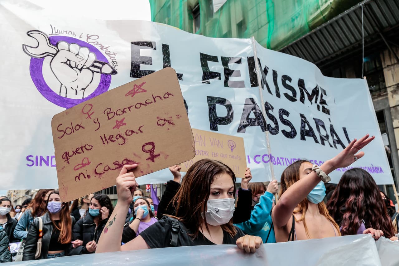 <b>“Sola y borracha quiero llegar a mi casa”</b>, visto en la manifestación de Barcelona, España.