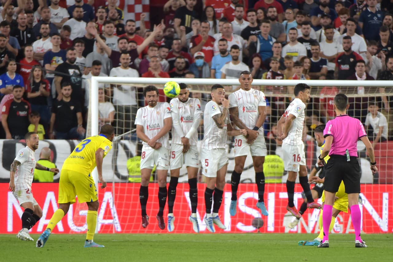 Con un golazo de tiro libre de Pérez, el Cádiz sacó un punto muy importante para eludir el descenso y dejó al Sevilla a expensas del Barcelona y el Betis en la lucha por el segundo lugar de LaLiga.