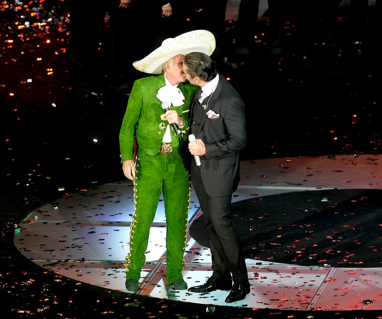 Al final, también recordó a Daniel Bisogno, quien siempre le criticó sus besos con sus hijos y hasta le lanzó una amenaza asegurando que si lo ve le dará unas buenas cachetadas.