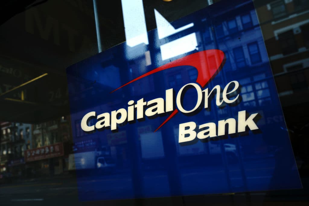 Demandan a Capital One por ofrecer tasas de interés engañosas en cuentas de ahorro, según el regulador