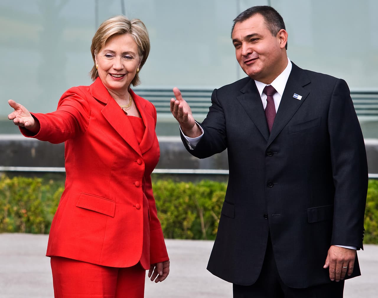 La exsecretaria de Estado Hillary Clinton y Genaro García Luna en un evento en la Ciudad de México en 2009.