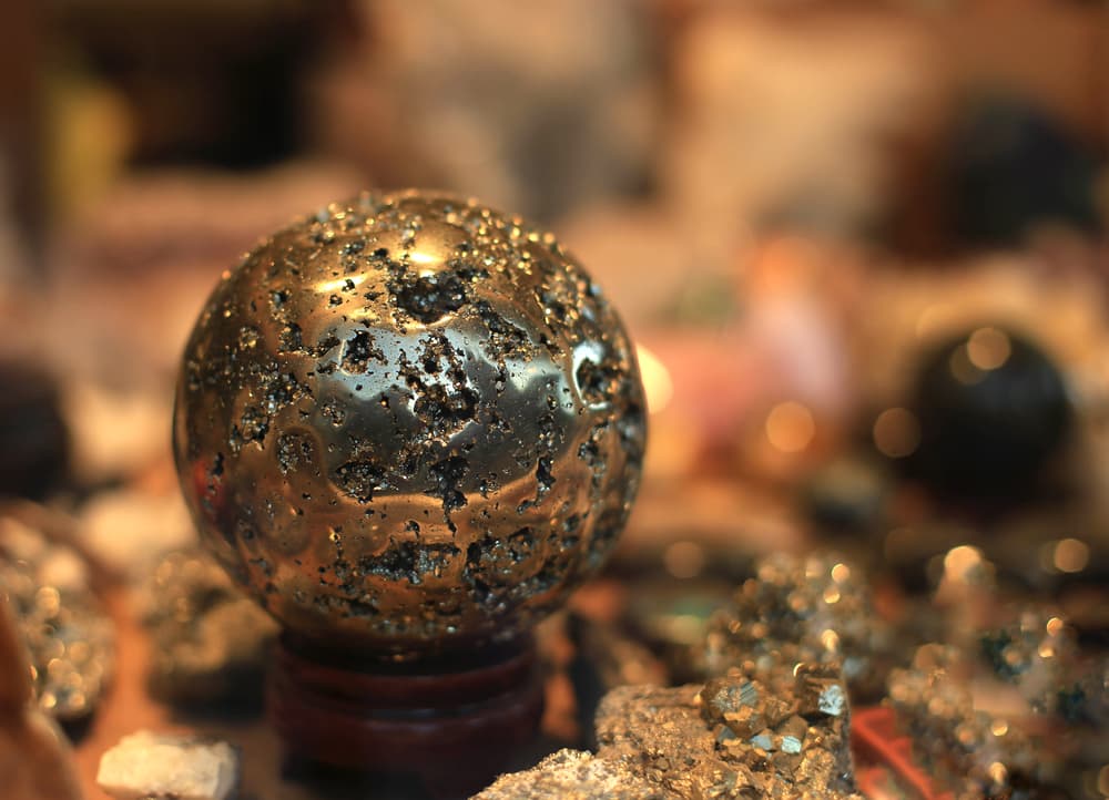 Imagina nada más a arqueólogos, mineros o cualquier persona que creía haber encontrado oro y que iban a volverse millonarios al venderlos y descubrir que en realidad era pirita. O estafadores que lo vendían a los pueblos asegurando que era oro y escapar con mucho dinero dejando a comunidades enteras en la ruina.