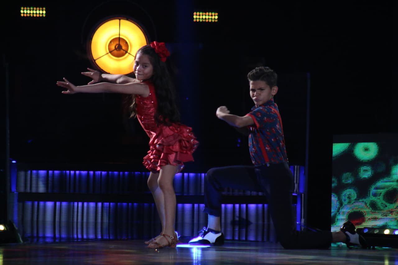 Ximena y Ray bailaron un merengue en el segundo show de Pequeños Gigantes.