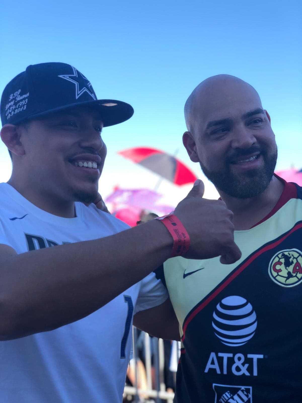 Y
<b>El Pelón</b> lucía con orgullo su camiseta del América.