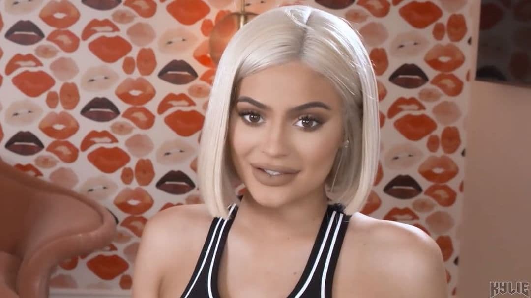 La travesía empezó en 2016,
<b>hace dos años</b>, cuando lanzó un ‘
<b>lip kit</b>’ de
<b>29 dólares</b> que consistía en un labial y un delineador. Desde entonces ha generado
<b>cerca de 630 millones de dólares</b> con las variaciones de este producto.