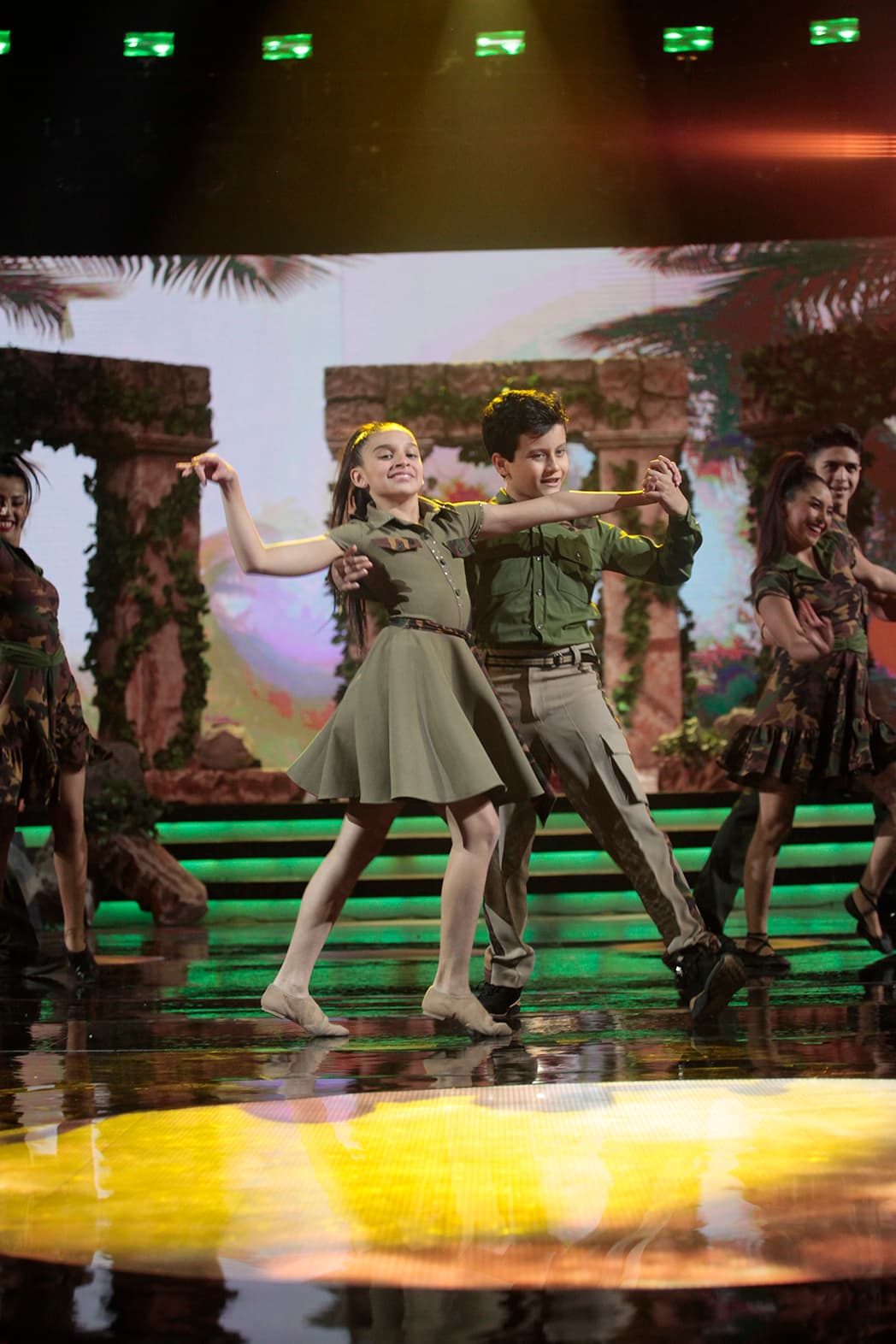 En el apartado de baile lo acompaña la pareja integrada por Sara Alejos y Yamil Ibáñez, quienes han tenido un crecimiento importante a lo largo de nueve galas.