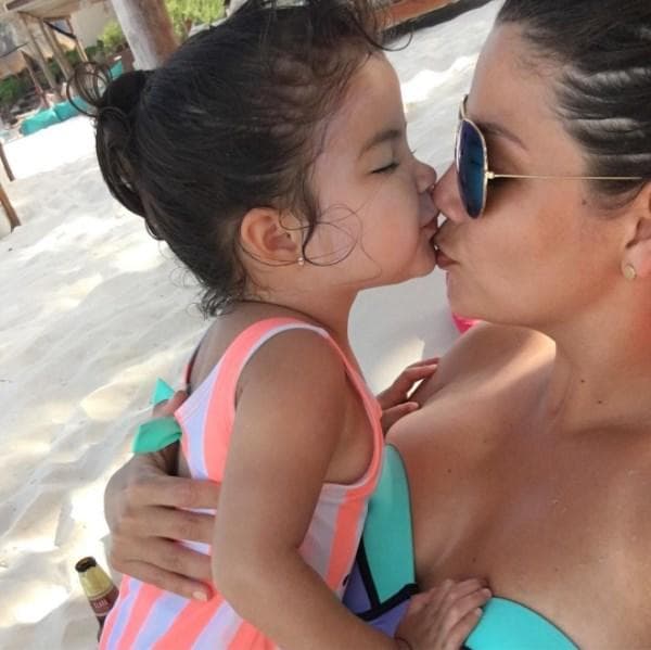 Madre e hija en la playa transmitiendo todo su amor en este gesto tan puro. Ana Patricia y Giulietta son inseparables y así es como se dicen lo mucho que se aman.
<br>
