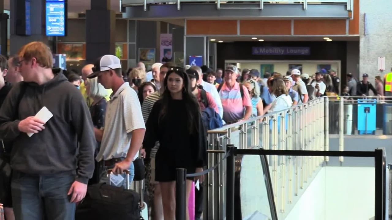 Aumenta afluencia en el aeropuerto de Austin por época navideña: estos documentos debes portar