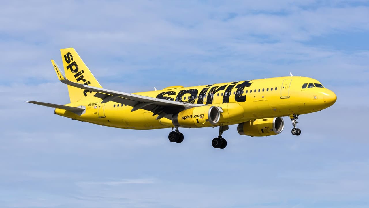 <h3 class="cms-H3-H3">Spirit elimina vuelos en DFW tras su cierre </h3>El cierre de Spirit Airlines 
<b>impactó de inmediato al Aeropuerto Internacional Dallas - Fort Worth (DFW)</b> con vuelos cancelados, aviones en tierra y pasajeros obligados a cambiar sus planes. 
<br>La aerolínea anunció el 2 de mayo
<b> <a href="https://www.univision.com/local/dallas-kuvn/controladores-despiden-por-radio-el-ultimo-vuelo-de-spirit-que-aterrizo-en-dallas" target="_blank">el cese ordenado e inmediato de sus operaciones. </a></b>
<br>Confirmó 
<b>la cancelación de todos sus vuelos y pidió a los clientes no acudir al aeropuerto. </b>
<br>El primer efecto se vio ese mismo día: 
<b>en DFW se reportaron 20 vuelos de Spirit cancelados,</b> dentro de un total de 28 cancelaciones en el aeropuerto.
<br>
<a href="https://www.whatsapp.com/channel/0029VafZxTzGpLHXXhtL0Y3A" target="_blank">Únete a nuestro canal de WhatsApp: Haz clic aquí para estar al tanto de las últimas noticias e historias de tu comunidad</a>
