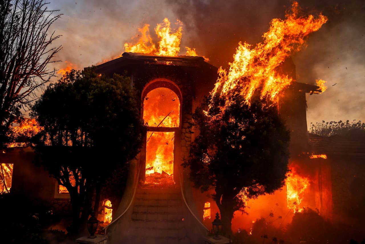 Algunos residentes, como Jade Katz, enfrentaron dificultades para evacuar, necesitando ayuda de las autoridades mientras helicópteros lanzaban agua cerca de sus casas.