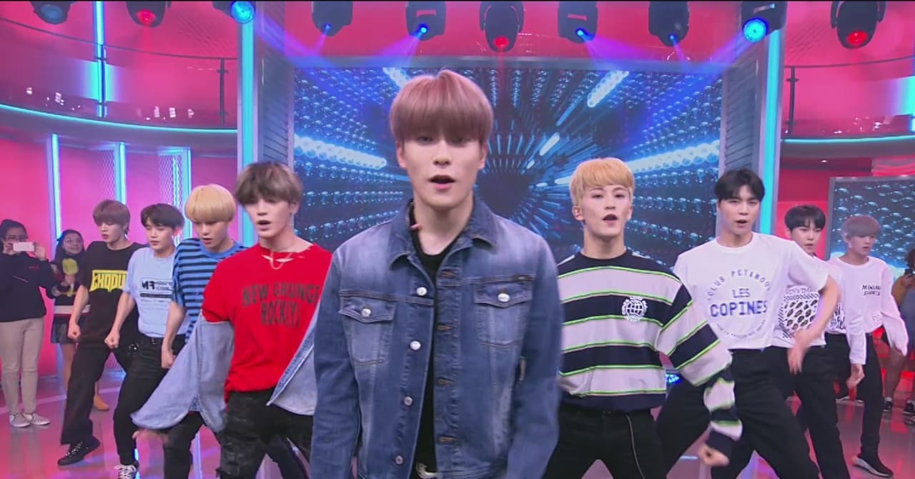 Los movimientos de la banda con base en Seúl, Corea, son imitados por millones de fanáticos y en su primera vez en televisión hispana mostraron su talento en el escenario.
<br>