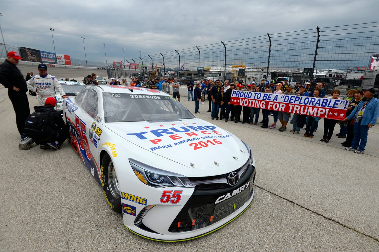 En la NASCAR, el carro de Reed Sorenson tuvo el logo de la campaña de Trump durante una carrera en Texas.