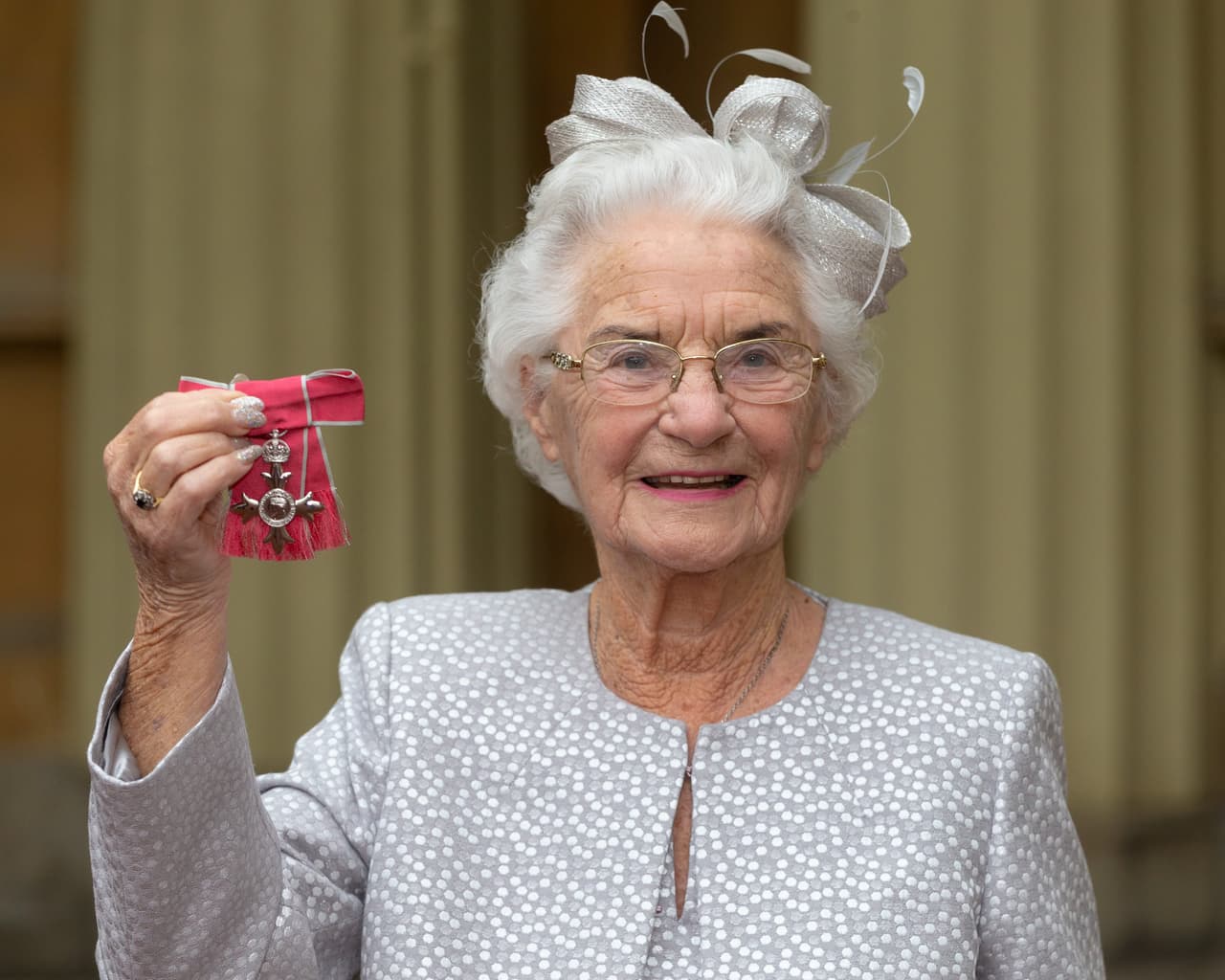 En este evento el duque de 37 años coincidió con
<b><a href="https://www.swimming.org/swimengland/prince-william-swimming/">Eileen Fenton</a></b> (en la foto), quien fue la primera mujer en terminar en 1950 The International Cross Channel Swimming Race, competencia que implica nadar entre el Reino Unido y Francia.