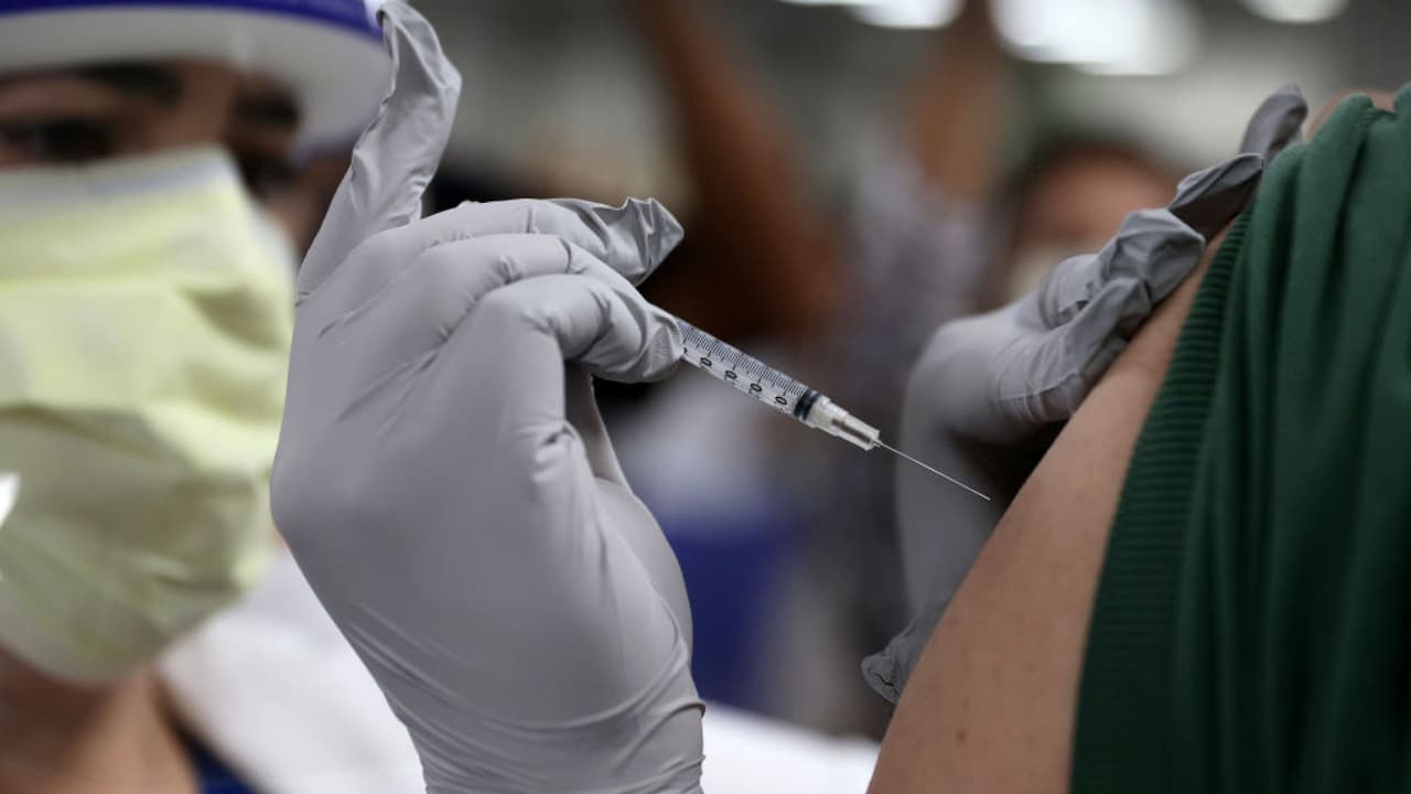 Entre los factores del retraso en las aplicaciones de las vacunas está la resistencia o baja demanda entre los trabajadores de la salud y los hogares de ancianos que tienen la mayor prioridad para recibir las vacunas, con hasta un 40% disminuyendo la oportunidad inicial de vacunarse.